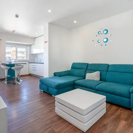 Serene Blue 1 Bdr Flat With Balcony By Lovelystay *