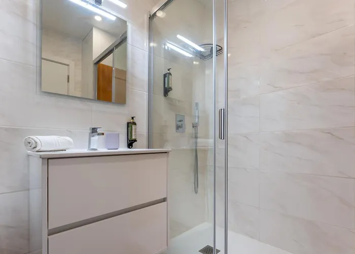 Apartament Serene Blue 1 Bdr Flat With Balcony By Lovelystay