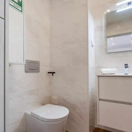 Serene Blue 1 Bdr Flat With Balcony By Lovelystay פורטימאו